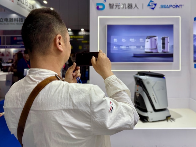 Chengdu: Sea Point Showcases Agibot Cleaning Robot at 2025 Chengdu International Industrial Fair