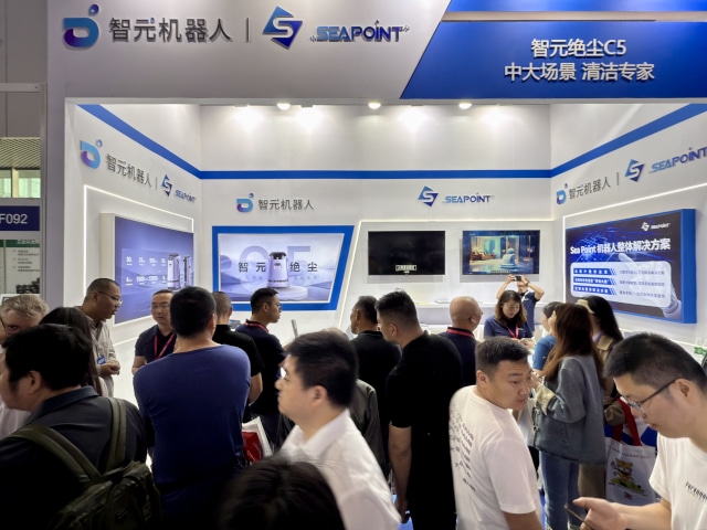Chengdu: Sea Point Showcases Agibot Cleaning Robot at 2025 Chengdu International Industrial Fair